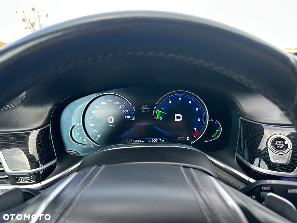 BMW Seria 7 740Li - 32