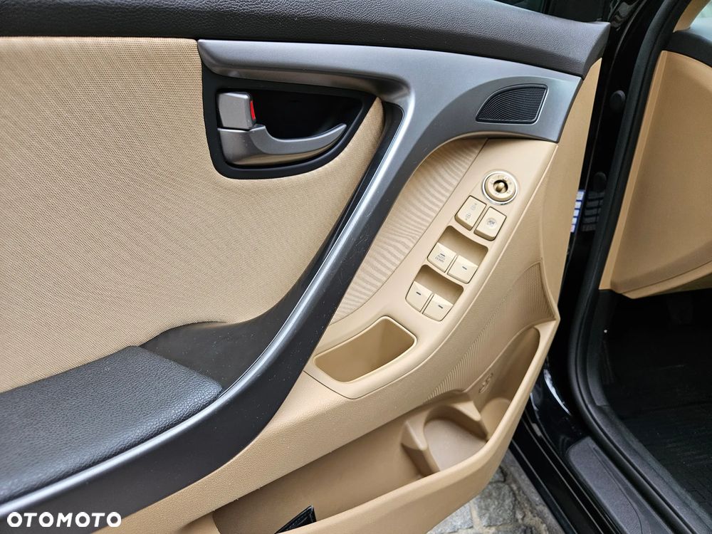 Hyundai Elantra 1.6 Comfort - 27