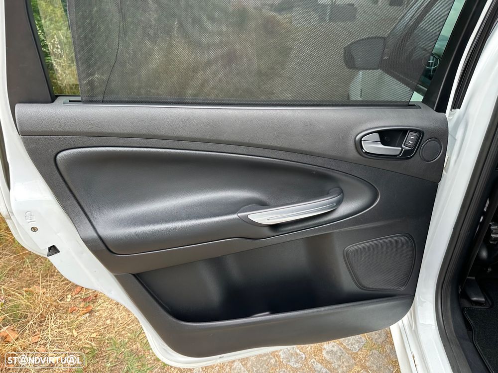 Ford S-Max 2.2 TDCi Titanium 7L - 38