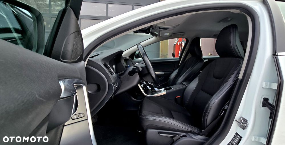 Volvo V60 T3 Momentum - 24