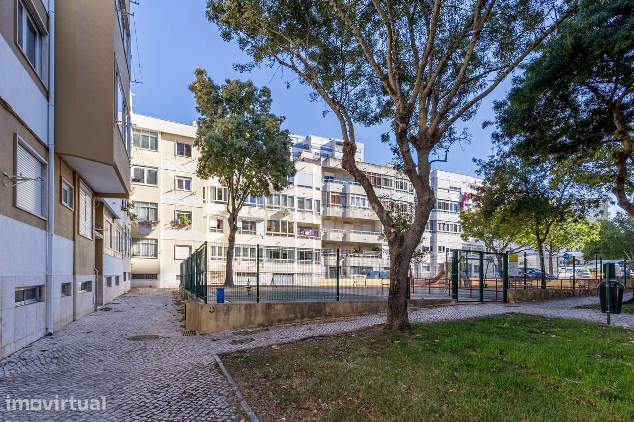 Apartamento T2 em Alfornelos. Área de 106m2. A 3 minutos a pé do metro - Grande imagem: 2/26