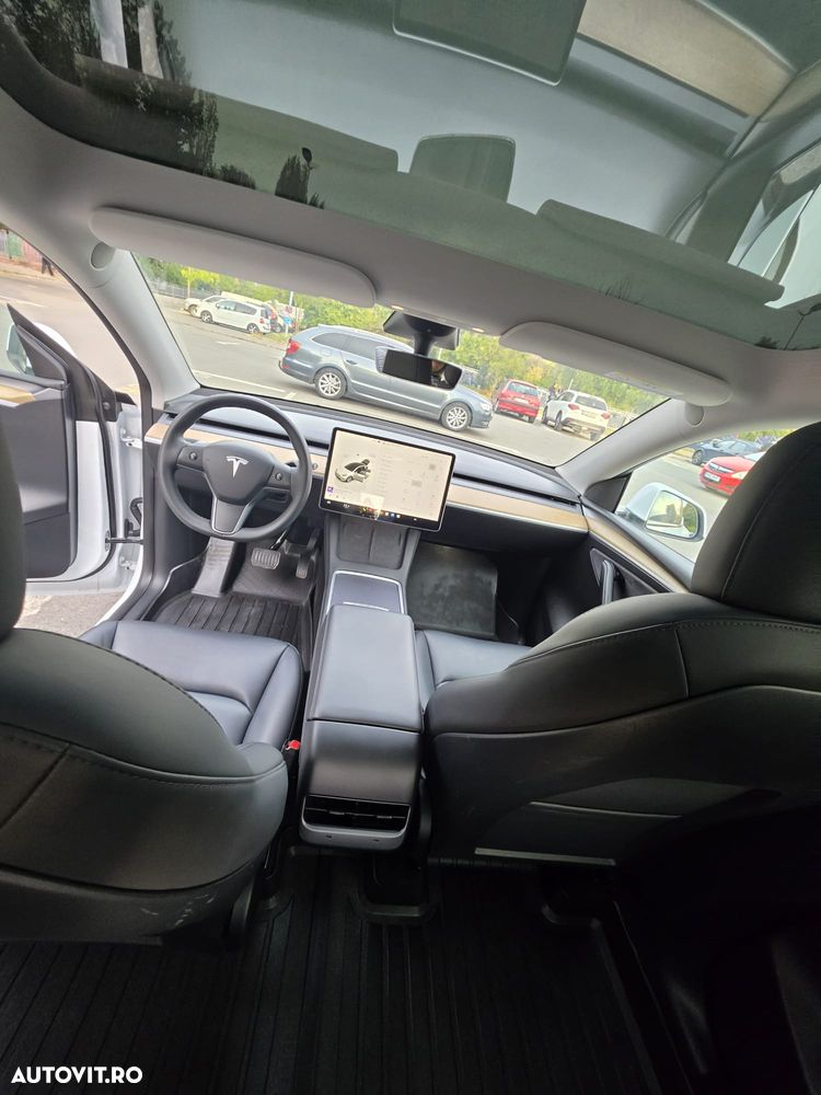 Tesla Model Y - 11