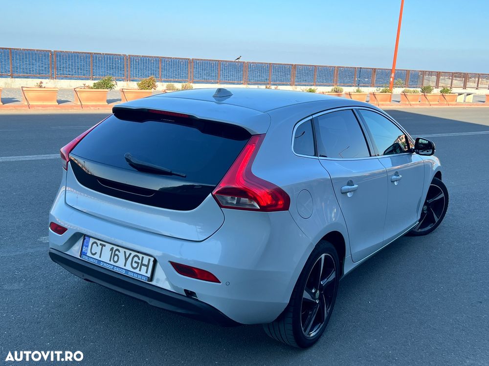 Volvo V40 D2 ECO Aut. R-Design - 2