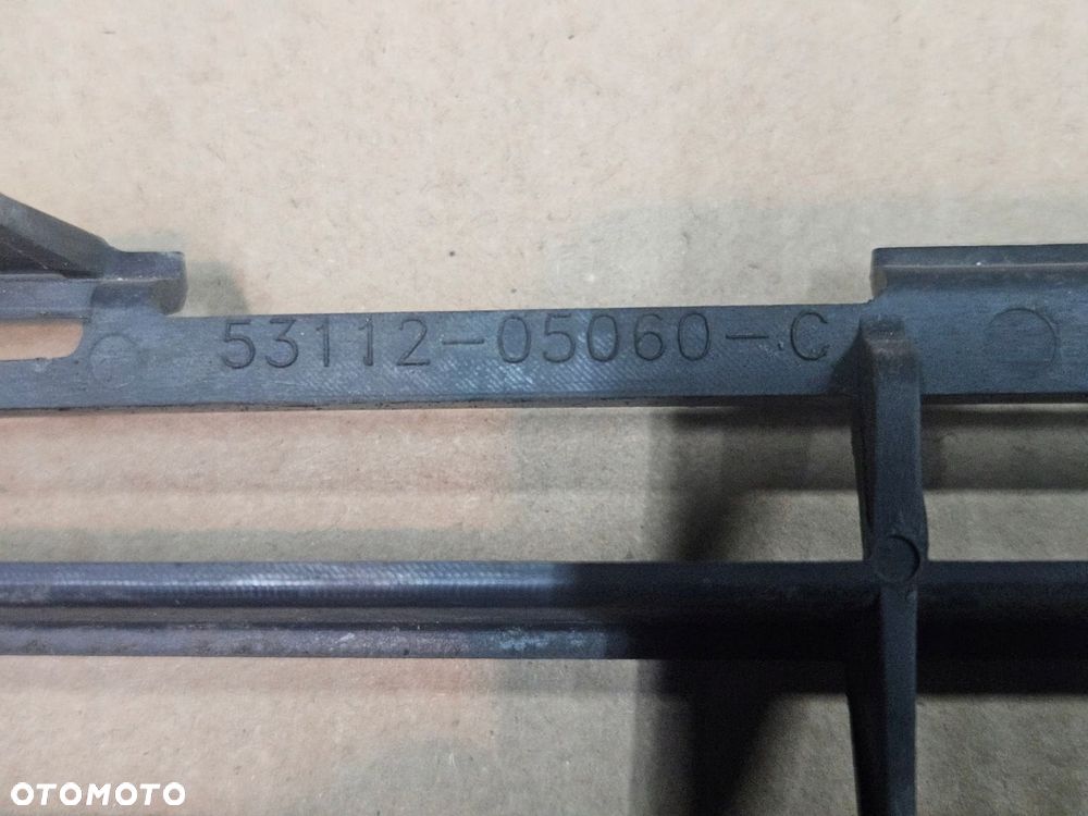 TOYOTA AVENSIS T25 06-08 LIFT KRATKA ŚRODKOWA ZDERZAKA PRZEDNIEGO - 3