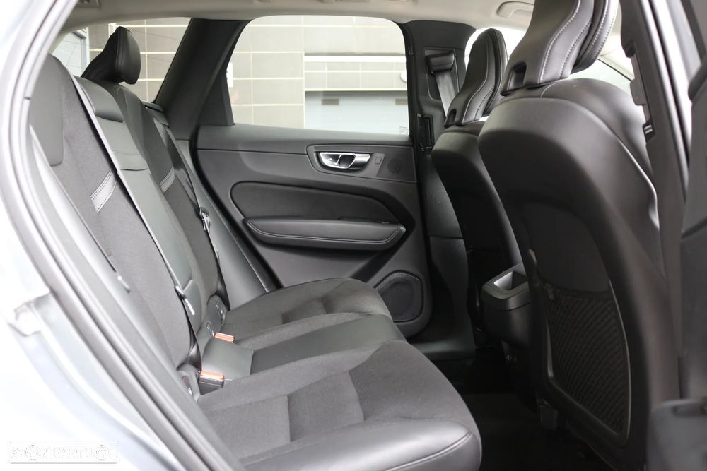 Volvo XC 60 2.0 D3 Momentum Plus - 24