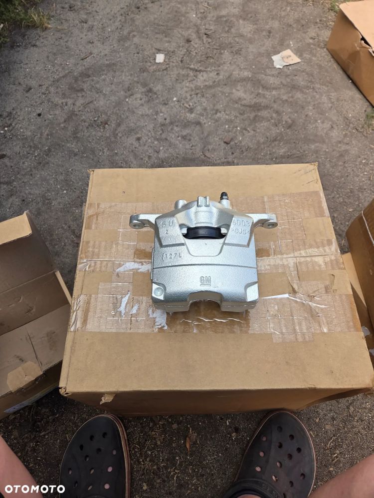 Zacisk hamulcowy lewy przód przedni Opel Astra J Mokka X Zafira C 95522602 1693226880 - 1