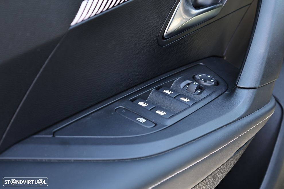 Peugeot 2008 1.2 Hybrid Allure e-DCS6 - 15