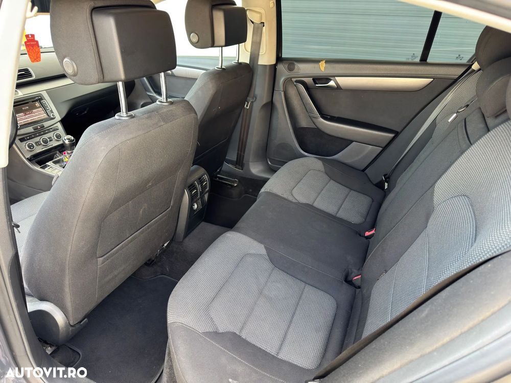Volkswagen Passat Variant 2.0 TDI Blue TDI Comfortline - 9