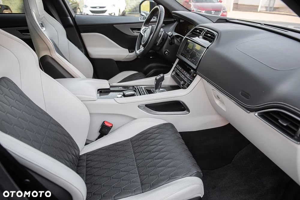 Jaguar F-Pace 5.0 V8 P550 AWD SVR - 36