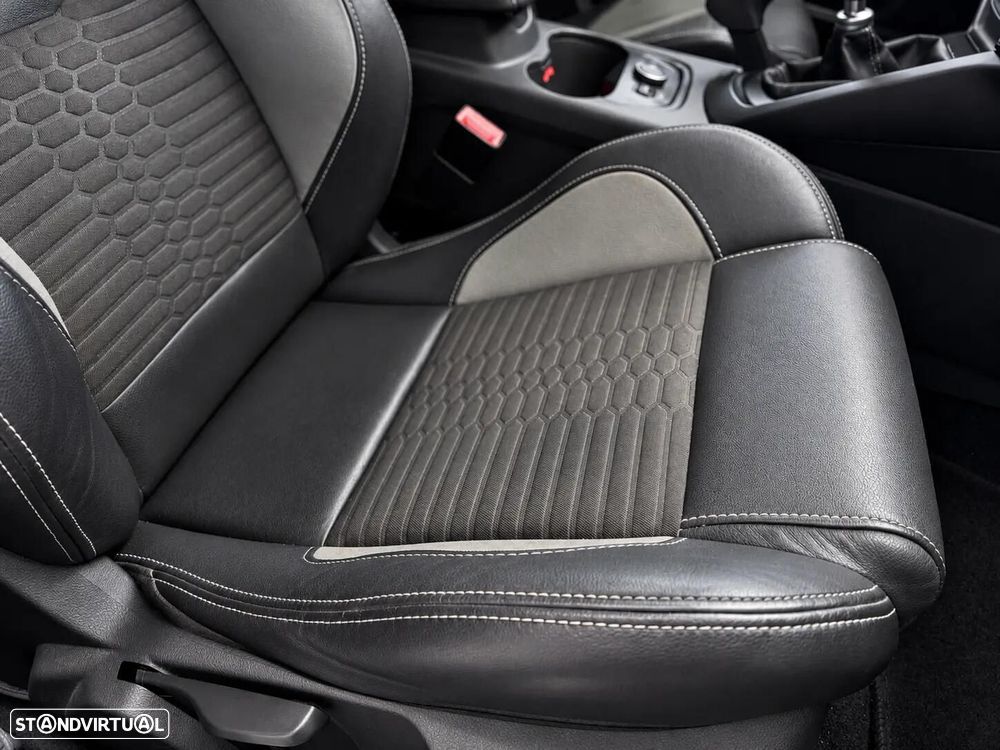 Ford Focus 2.0 EcoBoost ST c/ Pack Pele Desportiva - 21