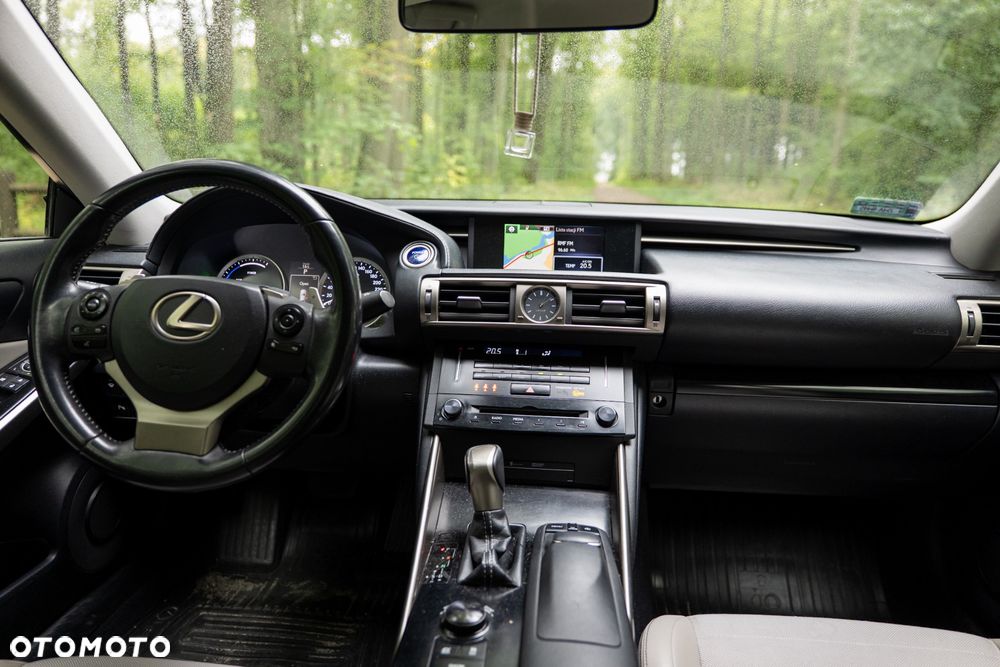Lexus IS 300h Business - 12