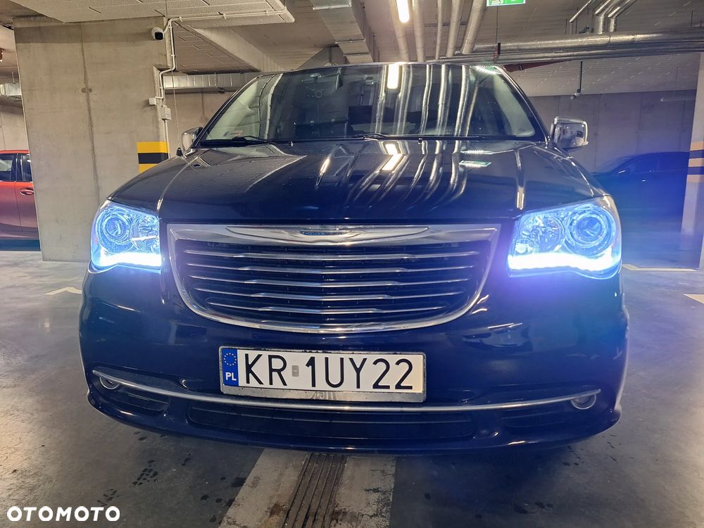 Chrysler Town & Country - 26