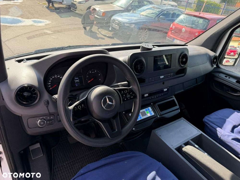 Mercedes-Benz Sprinter - 25