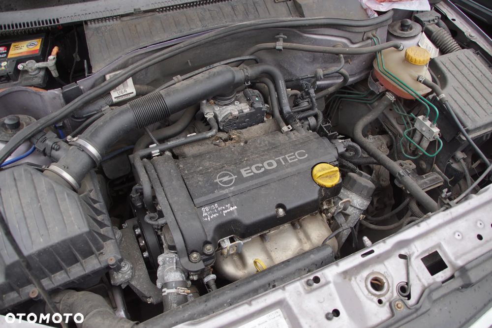 Auto na części - Opel Corsa C Lift 1.2 80 KM Z12XEP F13 4OU 2004R Silnik Skrzynia Drzwi Maska Błotnik Klapa Zderzak Lusterko Lampa Klamka Szyba Deska Kokpit Sterownik Moduł Czujnik Licznik Panel Wyświetlacz Kierownica - 18