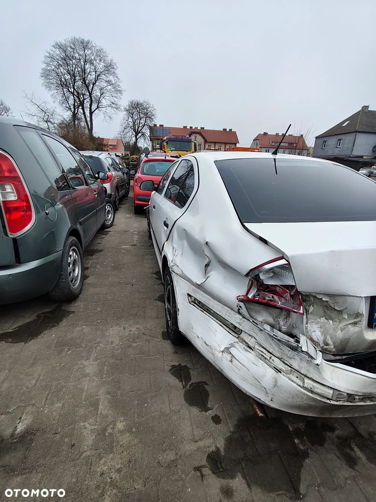 Skoda Octavia 2 II lift 2012 1,6 P 2006 r. 2,0 D na części podsufitka drzwi szyby lusterko zamek lampa itp - 17
