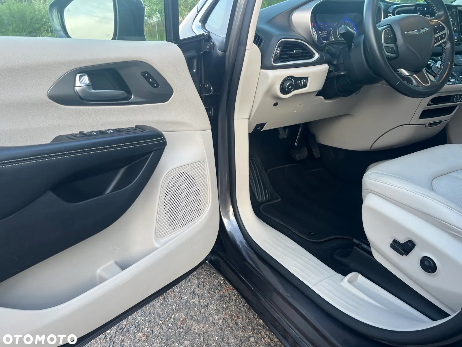 Chrysler Pacifica - 28