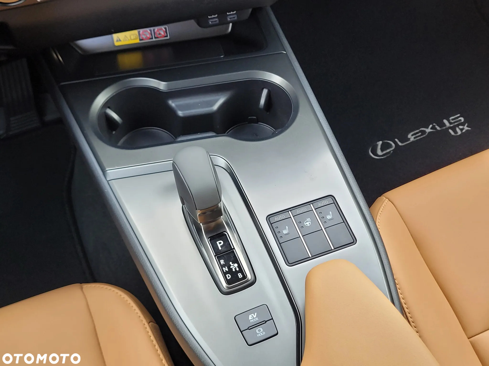 Lexus UX 300h F Sport Design - 17