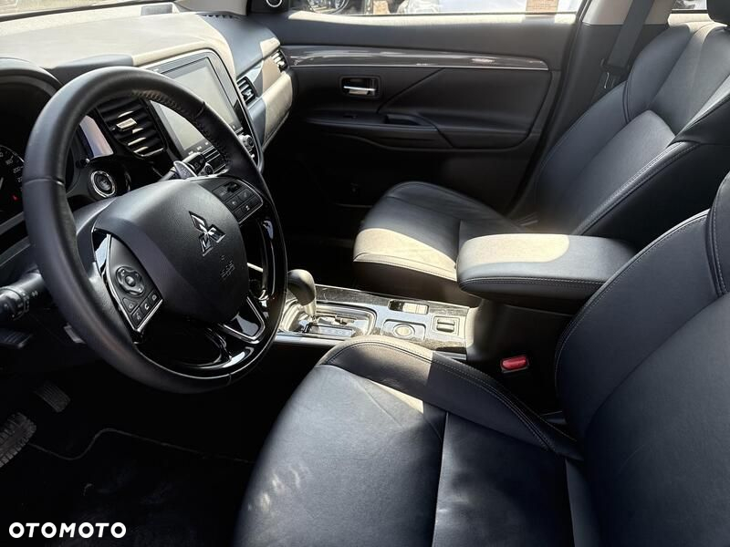 Mitsubishi Outlander 2.0 Instyle + 4WD CVT - 12