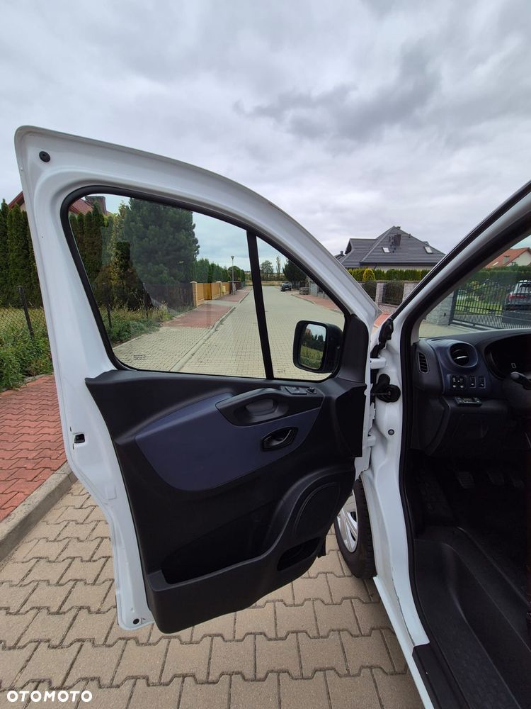 Opel Vivaro 2017r LONG 180tys km webasto super stan - 15