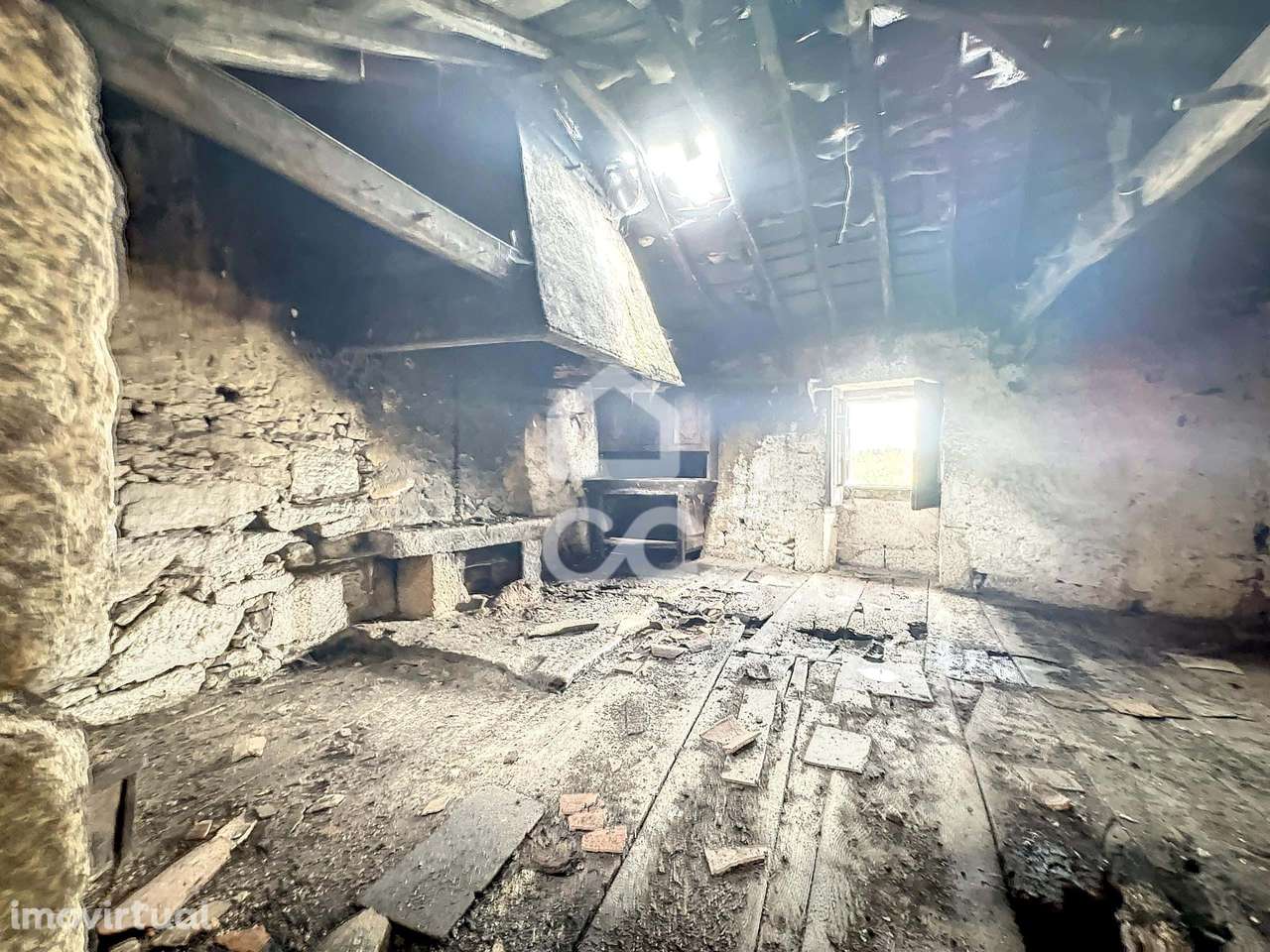 Moradia para restauro na aldeia de Vilar de Perdizes - Grande imagem: 3/11