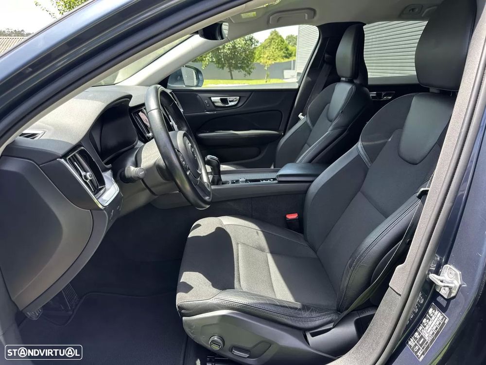 Volvo V60 2.0 D3 Momentum Plus - 24