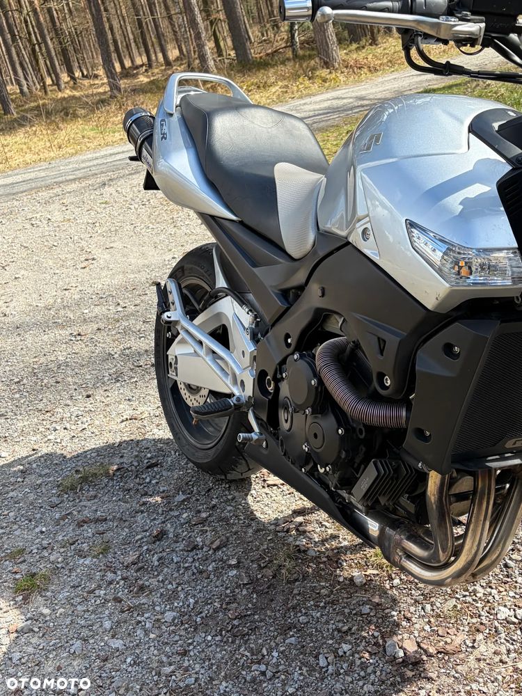 Suzuki GSR - 4