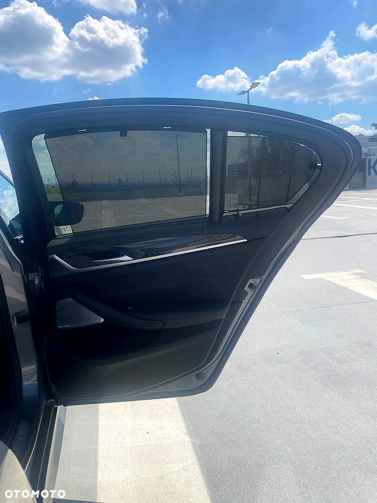 BMW Seria 5 M550i xDrive - 33