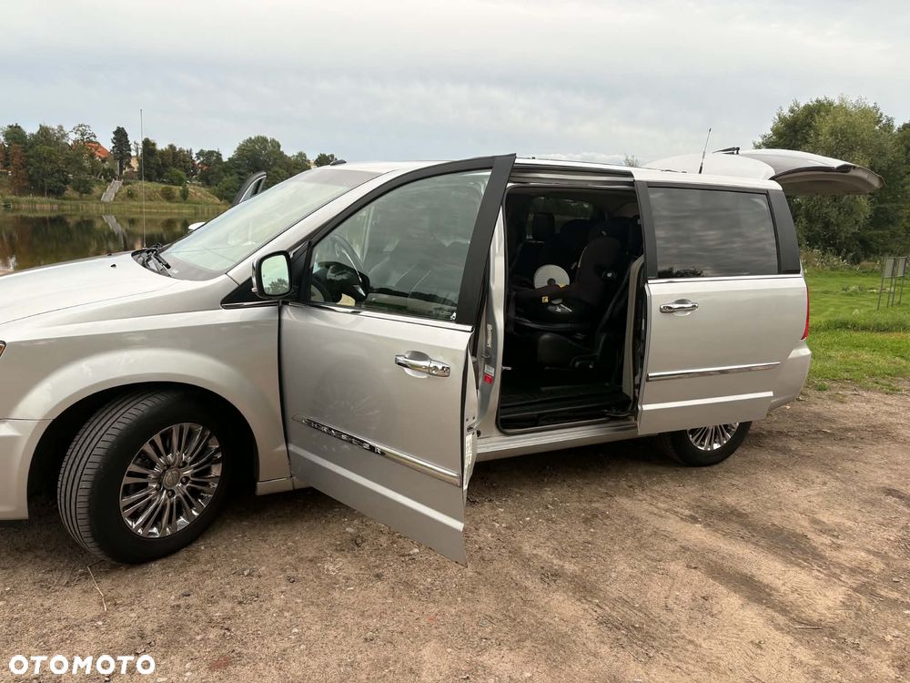 Chrysler Town & Country 2010 photo 5