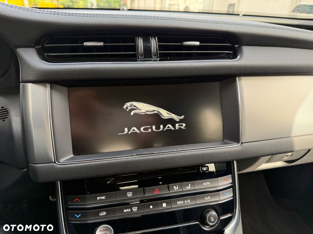 Jaguar XF 2.0 T Prestige - 13