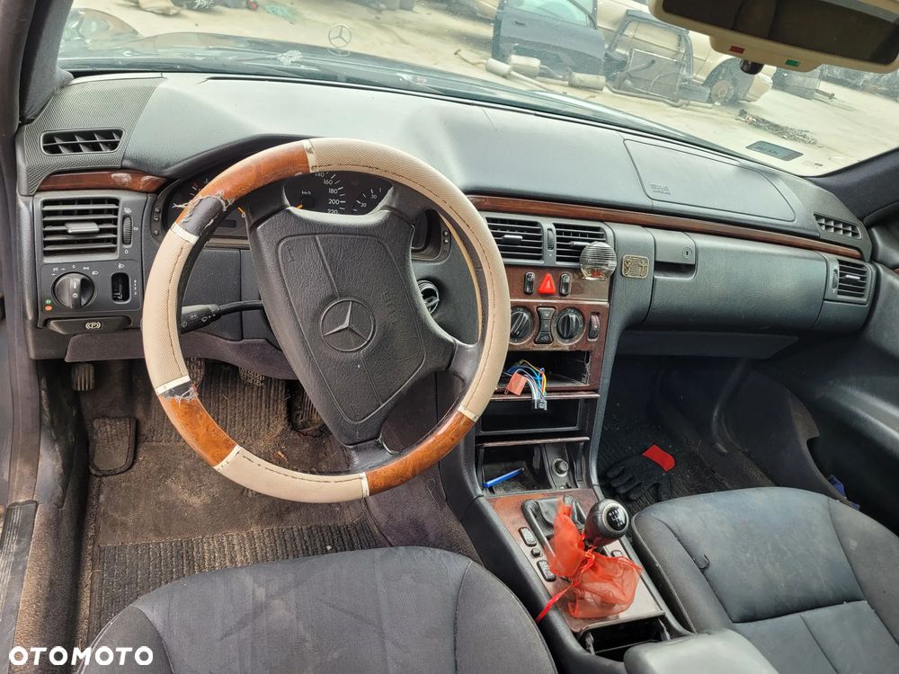 MERCEDES W210 fotel fotele kanapa deska kokpit podsufitka boczek boczki klamka podłokietnik licznik prędkościomierz panel - 2