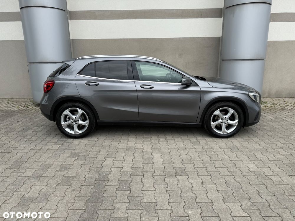 Mercedes-Benz GLA 180 7G-DCT Peak Edition - 13