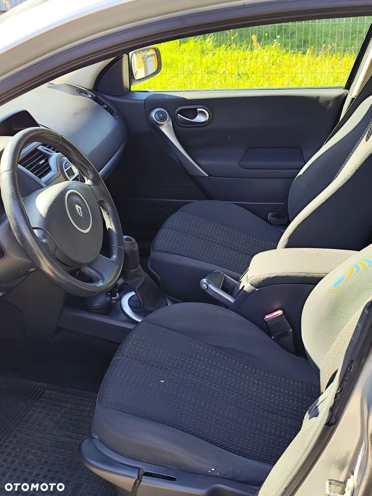 Renault Megane ver-ii-1-6-16v-confort-authentique - 8