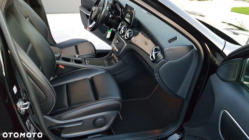 Mercedes-Benz GLA 180 7G-DCT AMG Line - 24