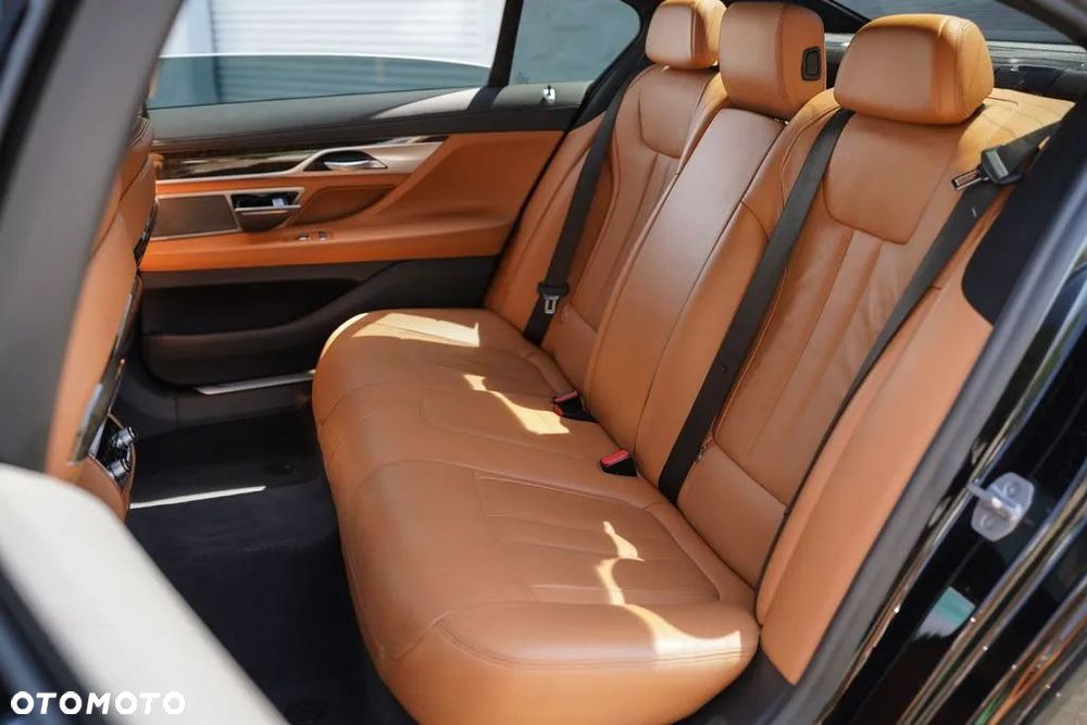 BMW Seria 7 740i - 32