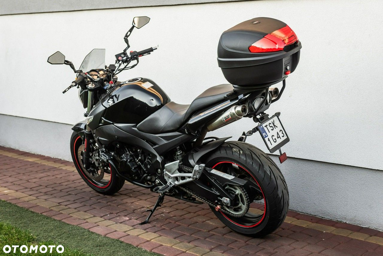 Suzuki GSR - 4