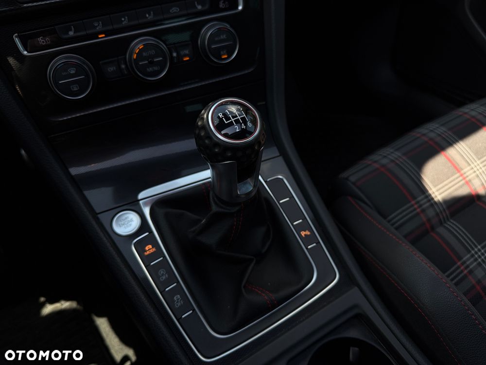 Volkswagen Golf - 14