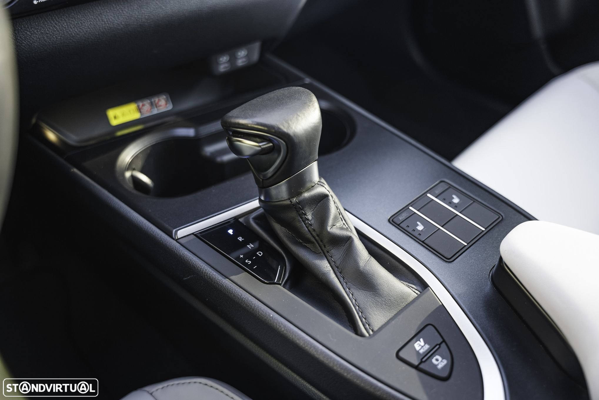 Lexus UX 250h Sport (Ecrã 12.3) - 32