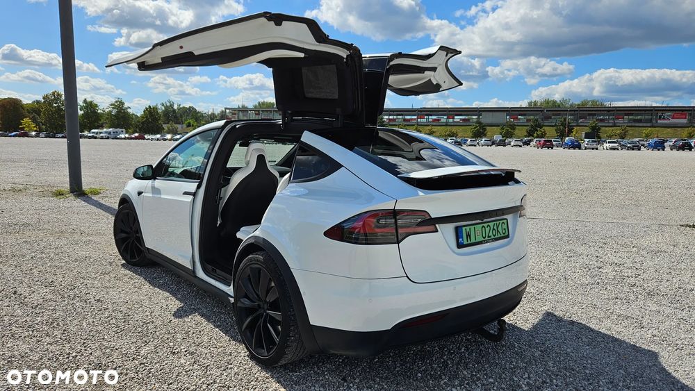 Tesla Model X - 12