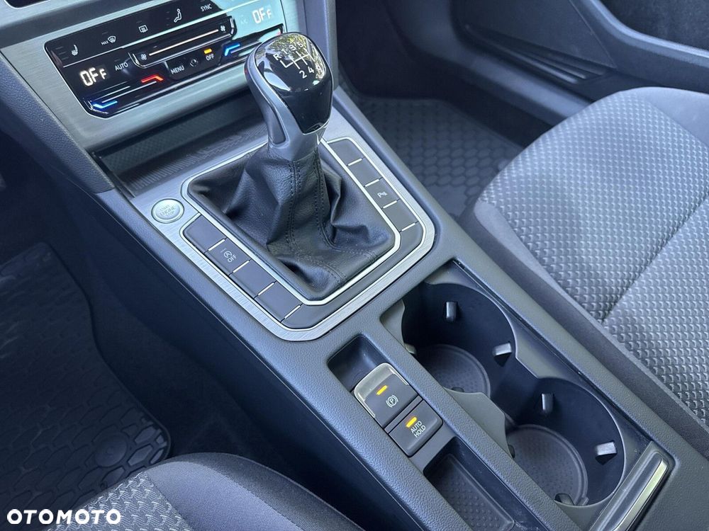 Volkswagen Passat - 16