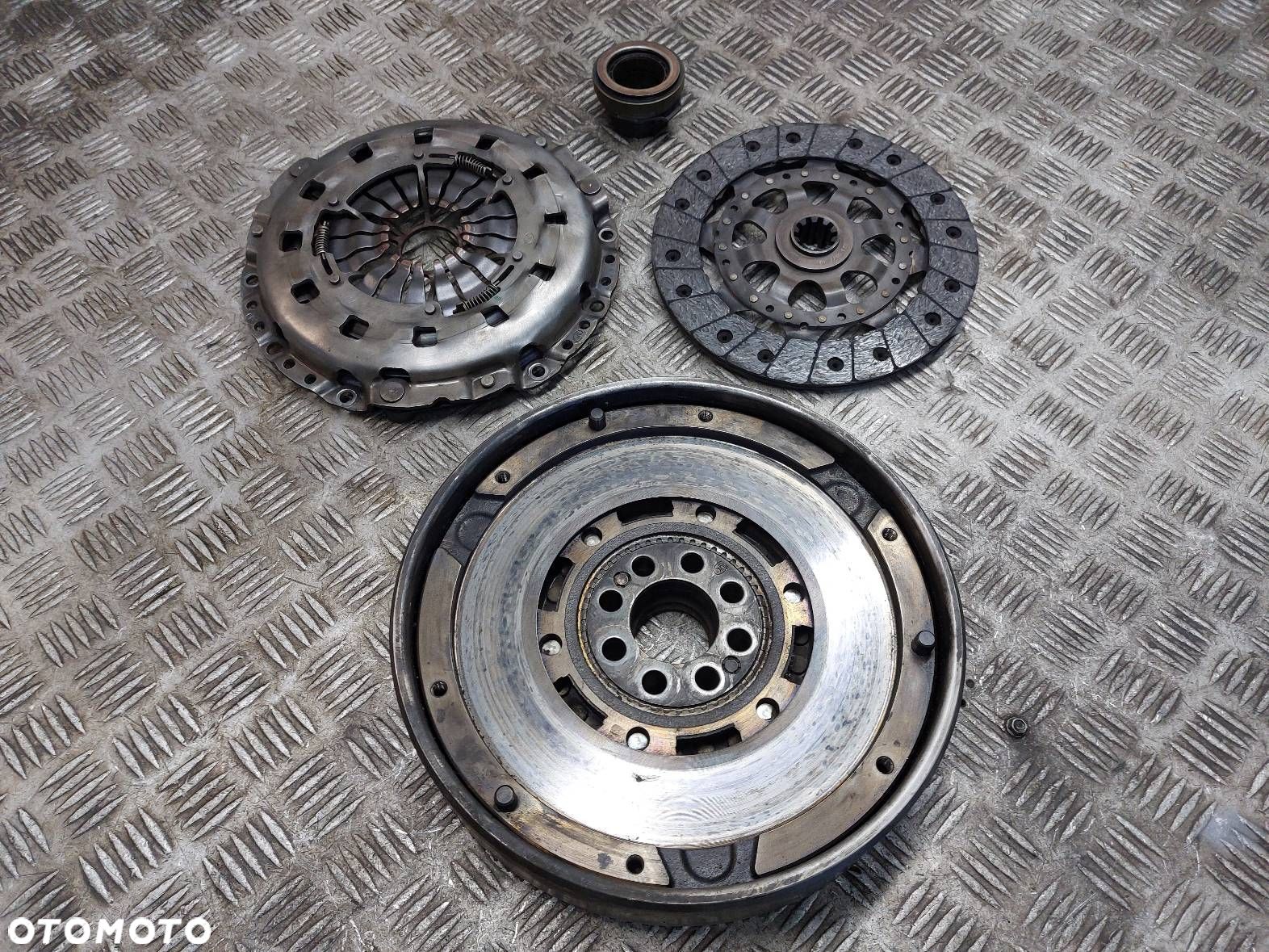 KOŁO DWUMASOWE + TARCZA + DOCISK + ŁOŻYSKO OPOROWE BMW E46 320D 2.0 D - 1