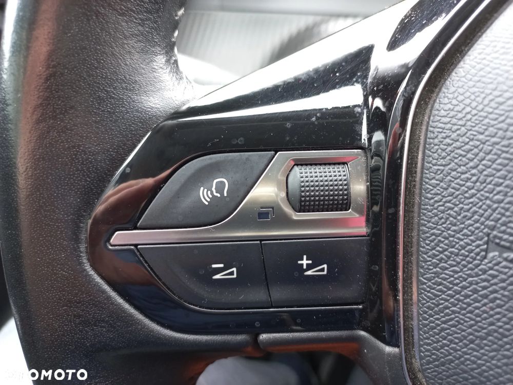 Peugeot 2008 1.5 BlueHDi Allure S&S - 22