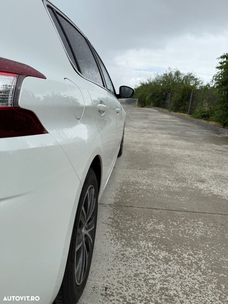Peugeot 308 1.2 L PureTech Turbo S&S Allure - 8