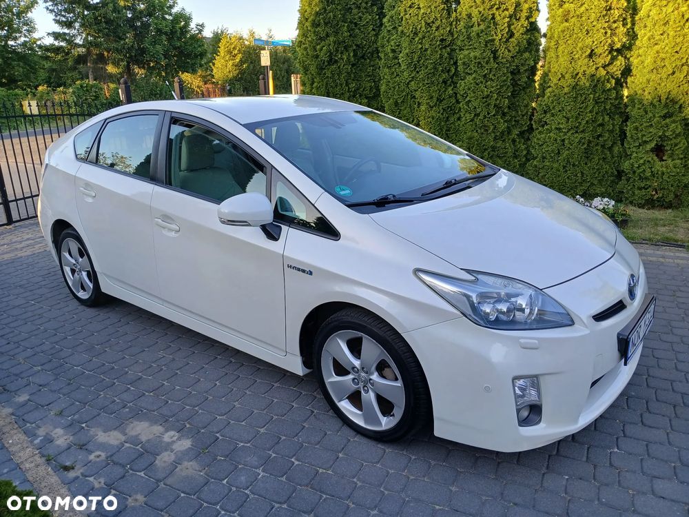Toyota Prius (Hybrid) Executive - 11