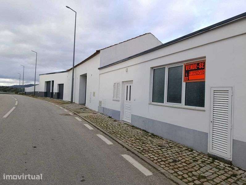 Vende-se Moradia T4 - Alfândega da Fé - Grande imagem: 2/12