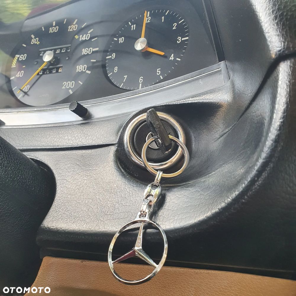 Mercedes-Benz W123 1978 photo 4