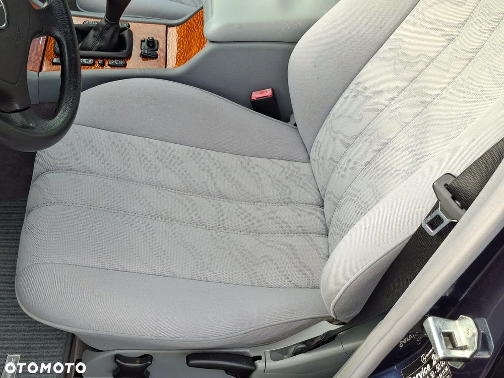 Mercedes-Benz Klasa E 240 Classic - 12