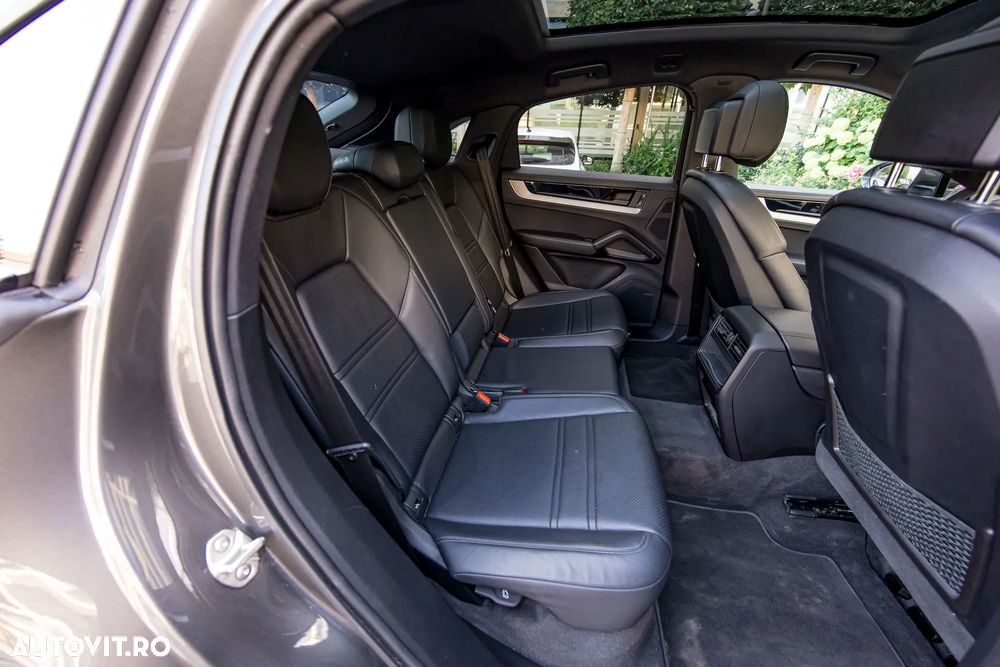 Porsche Cayenne Coupe E-Hybrid - 36