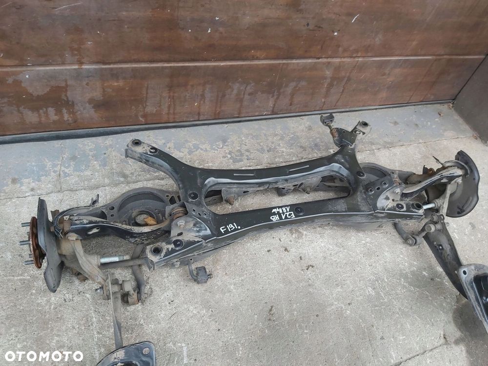 TOYOTA Corolla E21 belka zawieszenia tył wahacz 1,8 hybryda HB hatchback - 1