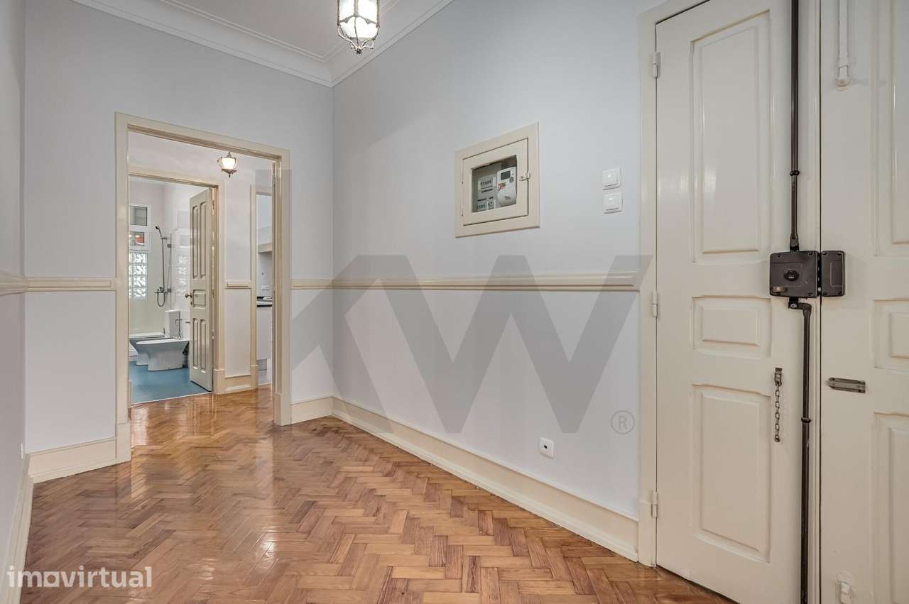 Apartamento T2+1 em Arroios com áreas generosas e espaço de arrumação - Grande imagem: 3/24