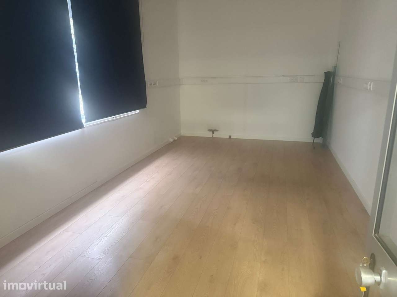 Aluga-se excelente apartamento T4 com enorme terraço e churrasqueira - Grande imagem: 2/4